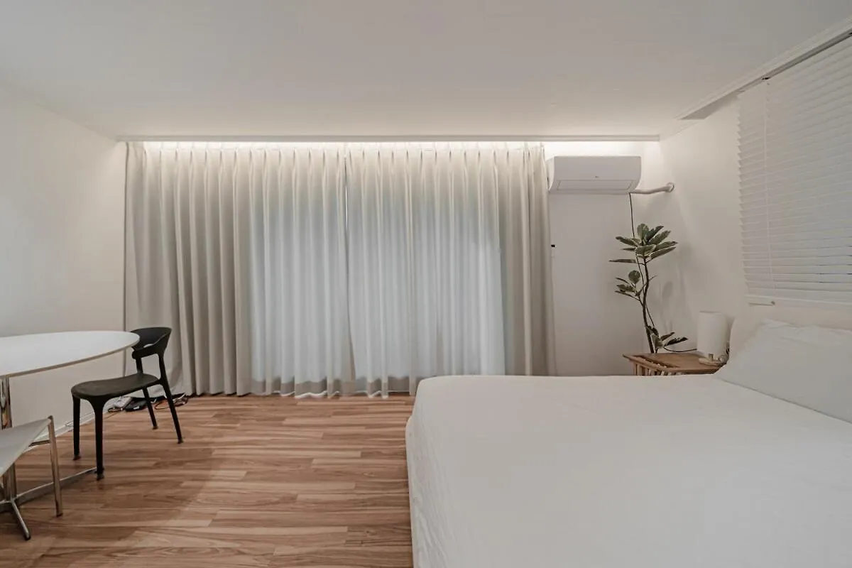 Semesterbostad 301 Apgujeong 2Nd, Studio 1 Bath Queen Bed Seoul