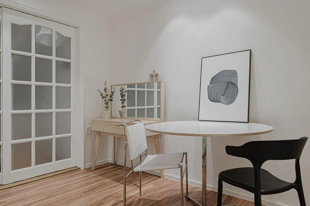 Semesterbostad 301 Apgujeong 2Nd, Studio 1 Bath Queen Bed Seoul