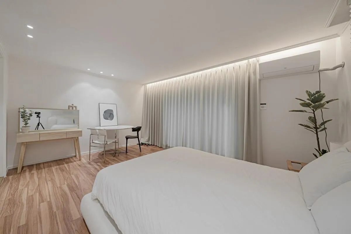301 Apgujeong 2Nd, Studio 1 Bath Queen Bed Seoul